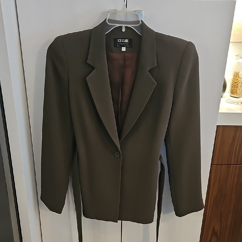 Olive Professional Blazer with Notched Lapels and Structured Fabric
